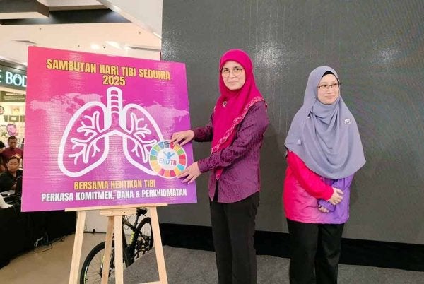 Dr Rozaini (kiri) ketika melancarkan Sambutan Hari Tibi Sedunia Peringkat Negeri Pulau Pinang di Bukit Mertajam pada Sabtu.