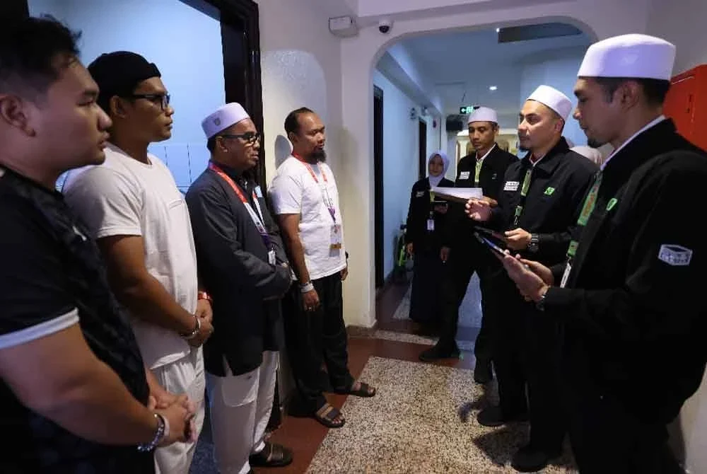 Dr Abdullah Husam (dua dari kanan) ketika melaukan Ziarah Rahmah jemaah haji dari bilik ke bilik di Abraj Al Janadriyah, di sini.