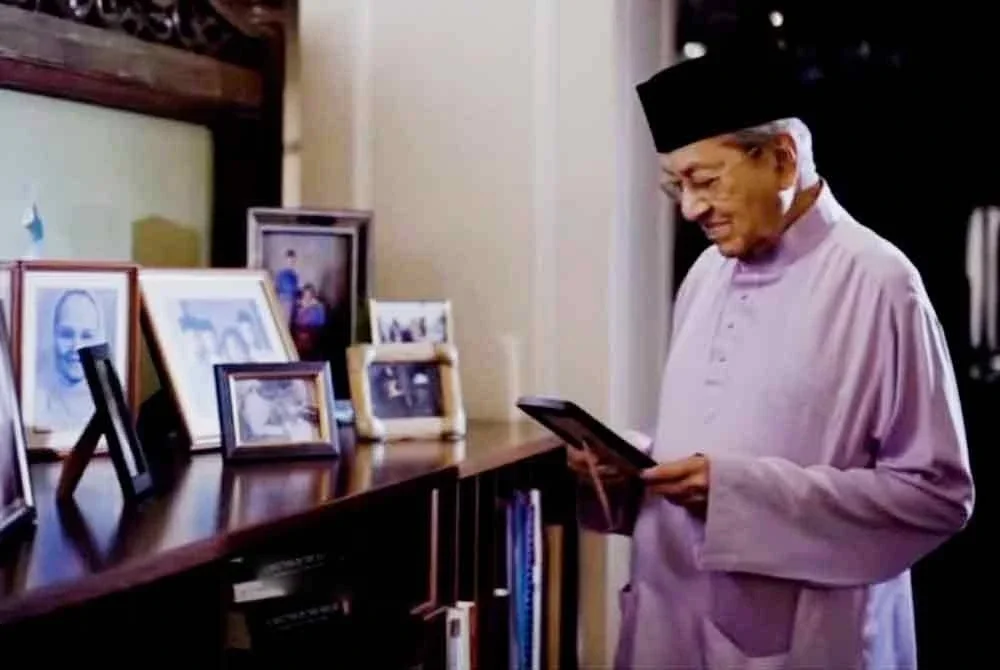 Dr Mahathir melihat gambar ibunya, Wan Tempawan.