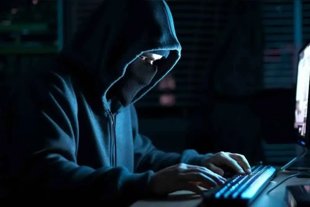 Kejadian bermula pada awal Februari lalu apabila mangsa melihat iklan pelaburan berkonsepkan jual beli saham di aplikasi Facebook. Foto hiasan