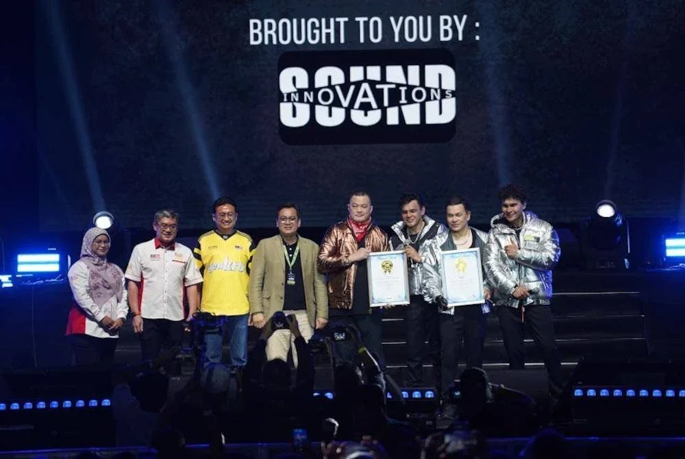 KRU menerima dua pengiktirafan daripada Malaysia Book of Records hasil kejayaan luar biasa penganjuran Konsert GenKRU 2025 selama empat hari di Stadium Axiata Arena, Bukit Jalil.