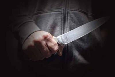 Seorang lelaki ditahan selepas bertindak menikam seorang remaja lelaki yang sedang duduk berdua-duaan bersama teman wanitanya. Foto hiasan