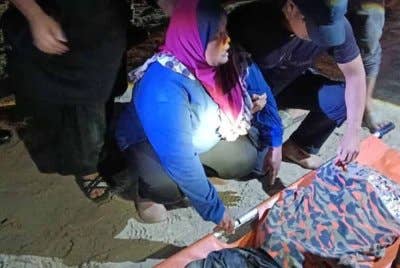 Mayat mangsa ditemui pihak bomba kira-kira jam 12.40 tengah malam sebelum dihantar ke HTAA untuk proses bedah siasat. - Foto: JBPM Pahang