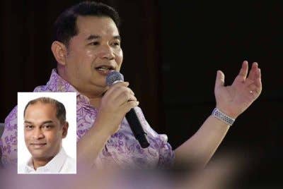 Rafizi bercakap pada sesi podcast 'Yang Bakar Menteri: Yang Berhenti Menteri' di Dewan Serbaguna Majlis Bandaraya Subang Jaya hari ini. - Foto Bernama, gambar kecil: Ramanan