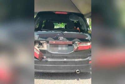 Keadaan cermin dan lampu belakang kenderaan rasmi milik Pejabat Pusat Khidmat Ahli Parlimen Sri Gading yang dirosakkan individu tidak dikenali pada pagi Sabtu.