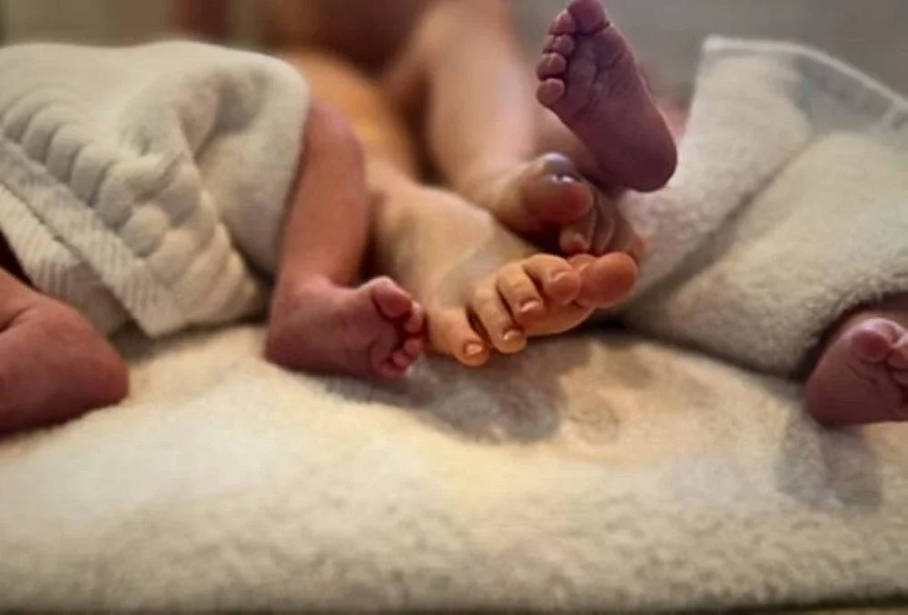 Heard memuat naik gambar tiga pasang kaki kecil, merujuk kepada anak-anaknya. - Foto Instagram/Amber Heard