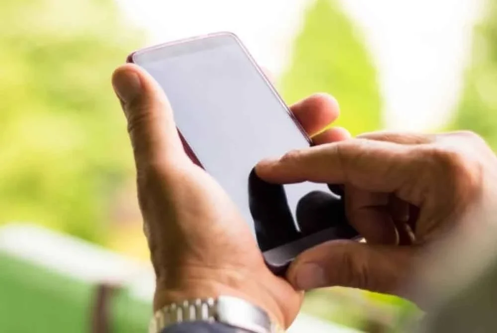 Seorang pesara berusia 73 tahun kerugian RM459,000 selepas dipercayai menjadi mangsa penipuan pelaburan saham tidak wujud yang beroperasi secara dalam talian. Gambar hiasan