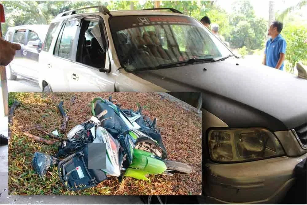 Keadaan motosikal dan SUV yang terbabit dalam kemalangan di Jalan Muar-Batu Pahat, Parit Baijuri, awal pagi Ahad.