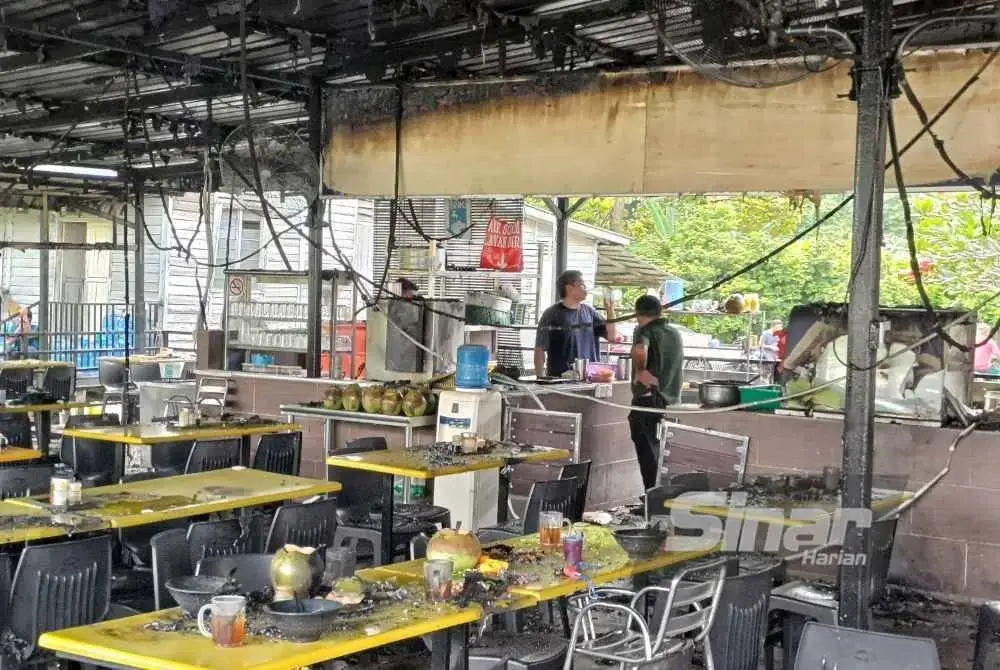 Kelihatan pekerja Jeo Mee Calong berada di ruang dapur kedai yang terbakar. Foto Sinar Harian.