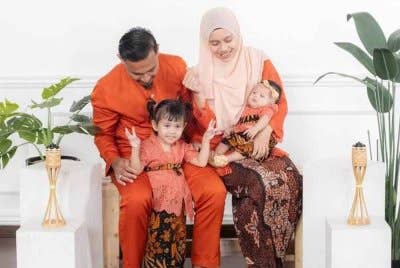 Rabiatul Farahiyah bersama suaminya, Muhammad Azizi dan dua anak mereka.