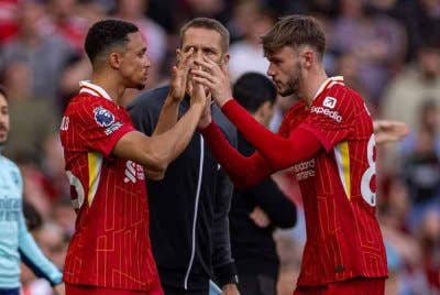 Alexander-Arnold (kiri) masuk mengantikan Bradley minit ke-67 semasa aksi liga di Anfield. Foto: Agensi