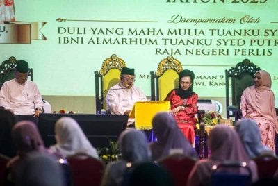 Raja Perlis Tuanku Syed Sirajuddin Jamalullail (dua, kiri) berkenan bertitah pada Majlis Perasmian Penutup Program Perkampungan Sunnah Siri Ke-10 Tahun 2025 di Masjid Alwi, Kangar. Turut berangkat Raja Perempuan Perlis Tuanku Tengku Fauziah Tengku Abdul Rashid (tiga, kiri), Raja Muda Perlis Tuanku Syed Faizuddin Putra Jamalullail (kiri) dan Raja Puan Muda Perlis Tuanku Dr Hajah Lailatul Shahreen Akashah Khalil (empat, kiri). Foto Bernama