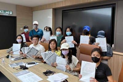 Antara mangsa penipuan yang hadir ke sidang akhbar di Bangunan MCA, Johor Bahru pada Isnin.