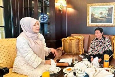 Gambar pertemuan antara Azalina dan Nurul Izzah turut dimuat naik bersama hantaran tersebut.