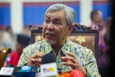 Ahmad Zahid ketika ditemubual pemberita pada Majlis Pemasyhuran Maktab Rendah Sains Mara (MRSM) Tun Abdullah Ahmad Badawi hari ini. - Foto: Bernama