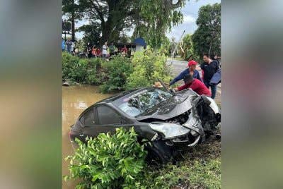 Kenderaan dinaiki Suhaimi terjatuh ke tali air dekat Jalan Sungai Dedap-Yan pada Isnin. Foto ihsan pembaca