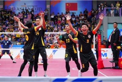 Pasukan Malaysia meraikan kejayaan menewaskan Jepun dalam pertandingan akhir acara kuadran pada Kejohanan ASTAF Sepak Takraw Piala Asia 2025 di Stadium Titiwangsa pada Isnin. FOTO - SINAR HARIAN / MOHD HALIM ABDUL WAHID