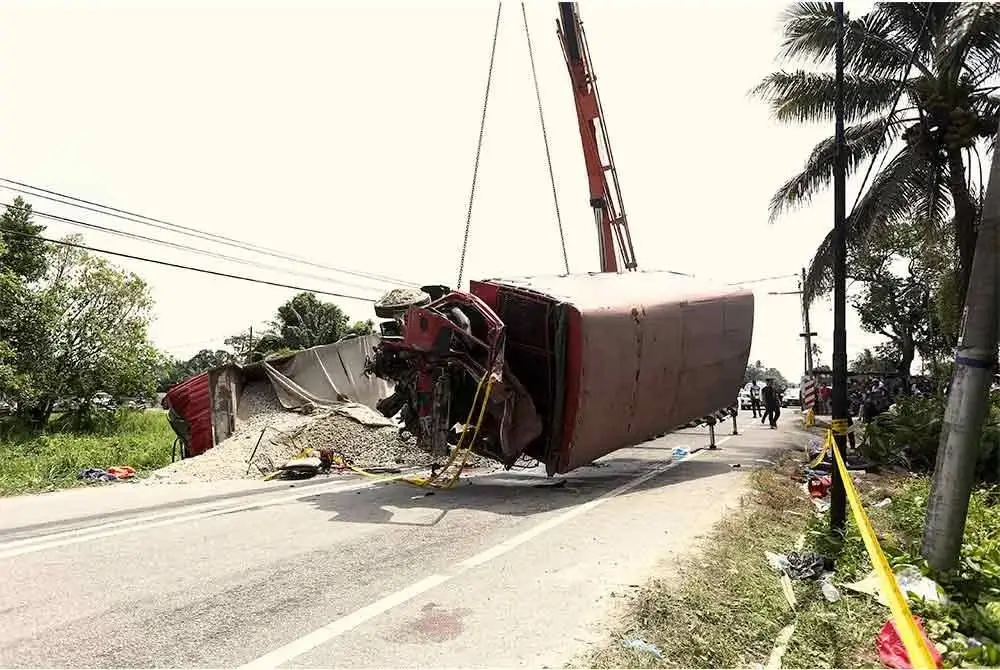 Keadaan lori FRU yang terbabit kemalangan dengan muatan lori batu di Jalan Chikus-Sungai Lampam pada Selasa. Foto Bernama