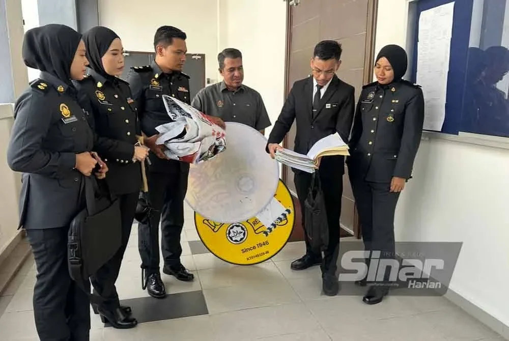 Penguatkuasa KPDN yang membawa bahan bukti ke mahkamah. FOTO SINAR HARIAN-ADILA SHARINNI WAHID