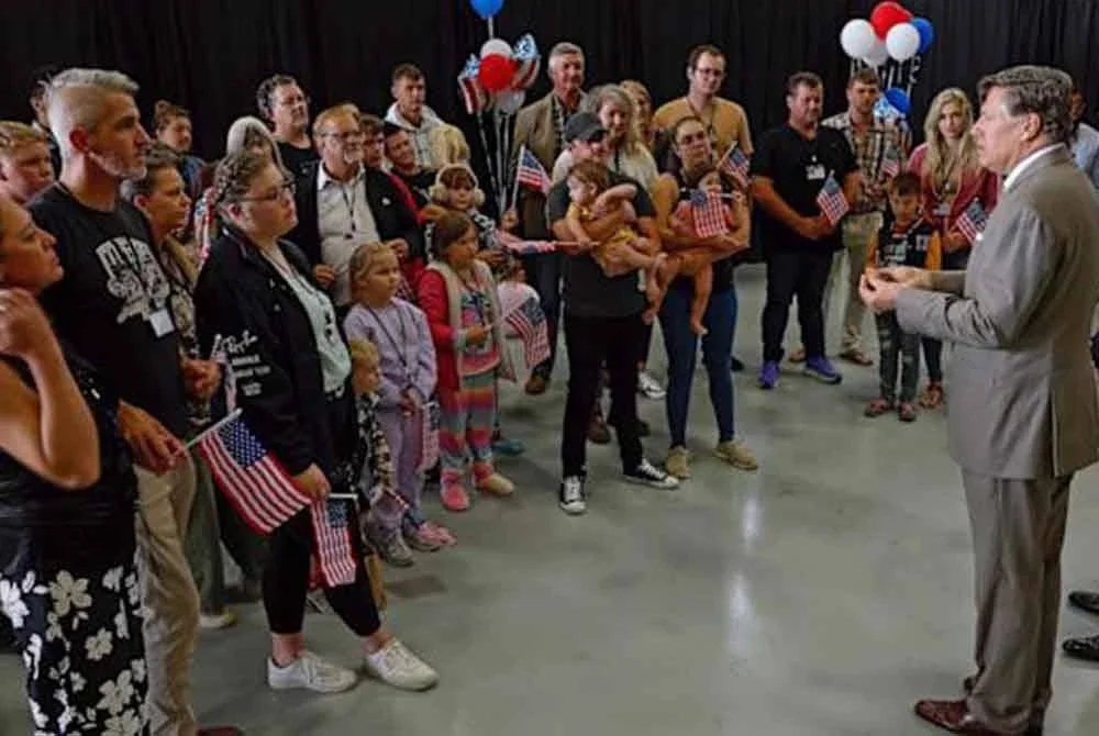 Penolong Setiausaha Negara, Christopher Landau dan Timbalan Setiausaha Keselamatan Dalam Negeri, Troy Edgar menyambut ketibaan mereka di Dulles, Virginia. - Foto: Agensi