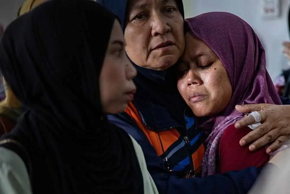 Waris dan kenalan mangsa mula berkumpul di pekarangan unit forensik Hospital Teluk Intan ekoran kejadian kemalangan yang membabitkan Unit Simpanan Persekutuan (FRU) bertembung muatan lori batu di Jalan Chikus-Sungai Lampam hari ini.
Sembilan anggota FRU maut dalam kemalangan, pagi ini. Foto Bernama