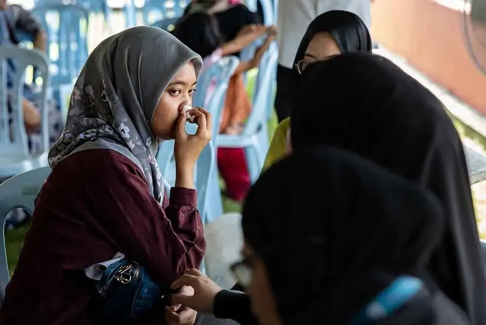 Waris dan kenalan mangsa mula berkumpul di pekarangan Unit Forensik Hospital Teluk Intan ekoran kejadian kemalangan yang membabitkan lori pasukan Unit Simpanan Persekutuan (FRU) dengan lori muatan batu di Jalan Chikus-Sungai Lampam hari ini. Foto Bernama