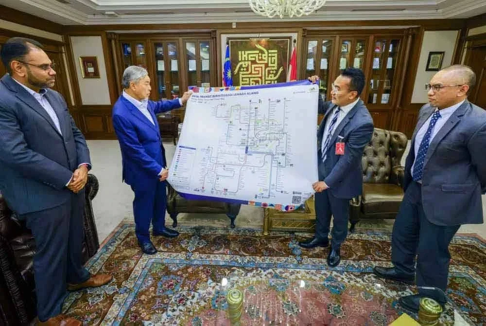 Ahmad Zahid ketika menerima kunjungan hormat daripada Presiden Prasarana di pejabatnya di Putrajaya. Foto Facebook Zahid Hamidi