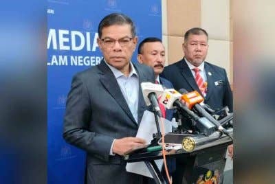 Saifuddin ketika bercakap dengan pemberita di sidang akhbar Majlis Perhimpunan Bulanan KDN pada Selasa.