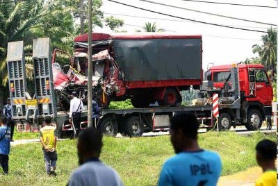 Keadaan lori Unit Simpanan Persekutuan (FRU) yang terbabit kemalangan dengan muatan lori pasir di Jalan Chikus-Sungai Lampam pada Isnin. Foto Bernama