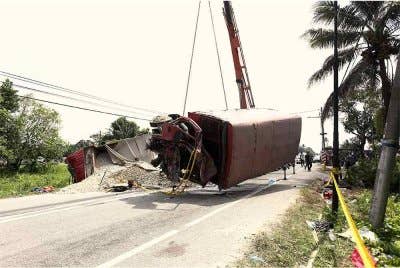 Keadaan lori FRU yang terbabit kemalangan dengan muatan lori batu di Jalan Chikus-Sungai Lampam pada Selasa. Foto Bernama