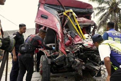Keadaan lori Unit Simpanan Persekutuan (FRU) yang terbabit kemalangan dengan muatan lori batu di Jalan Chikus-Sungai Lampam pada Selasa. Foto Bernama