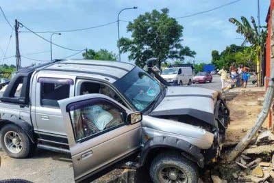Seorang penyelia ladang cedera selepas trak pikap yang dipandunya gagal dikawal lalu merempuh pagar kuil tersebut pada Selasa. Foto ihsan PDRM