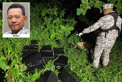 Anggota Maritim Malaysia menunjukkan dadah yang dipercayai cuba diseludup dari luar menerusi perairan negara. Foto : Maritim Malaysia