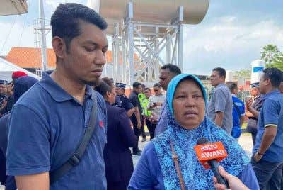Suriati (kanan) ibu kepada Lans Koperal Damarrulan Abdul Latif, salah seorang daripada sembilan anggota FRU yang terkorban pada Selasa, reda dengan pemergian anak sulungnya. - Foto Awani