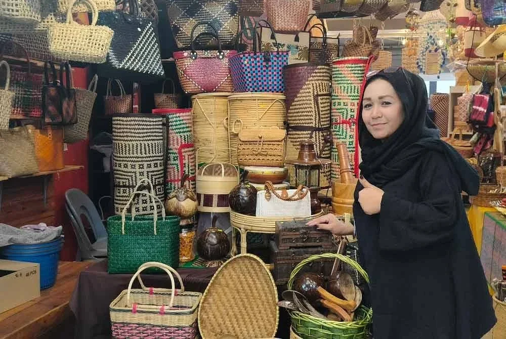 Rosizah menunjukkan antara produk kraf yang dijual di gerainya di Serambi Teruntum yang kini menjadi tumpuan peminat kraftangan tempatan.