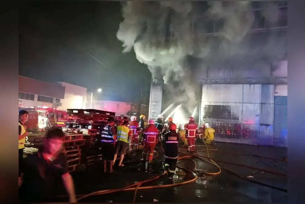 Gudang penyimpanan kabel elektrik dua tingkat musnah 90 peratus dalam satu kebakaran di Taman Inderawasih, Perai, pada petang Selasa.