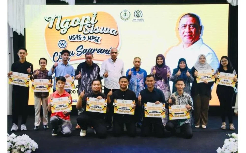 Antara penerima INSISYP bersama Menteri Besar Perak, Datuk Seri Saarani Mohamad (lima dari kanan) dan Nasreen Khanum (empat dari kanan) dalam satu program yang diadakan sebelum ini.