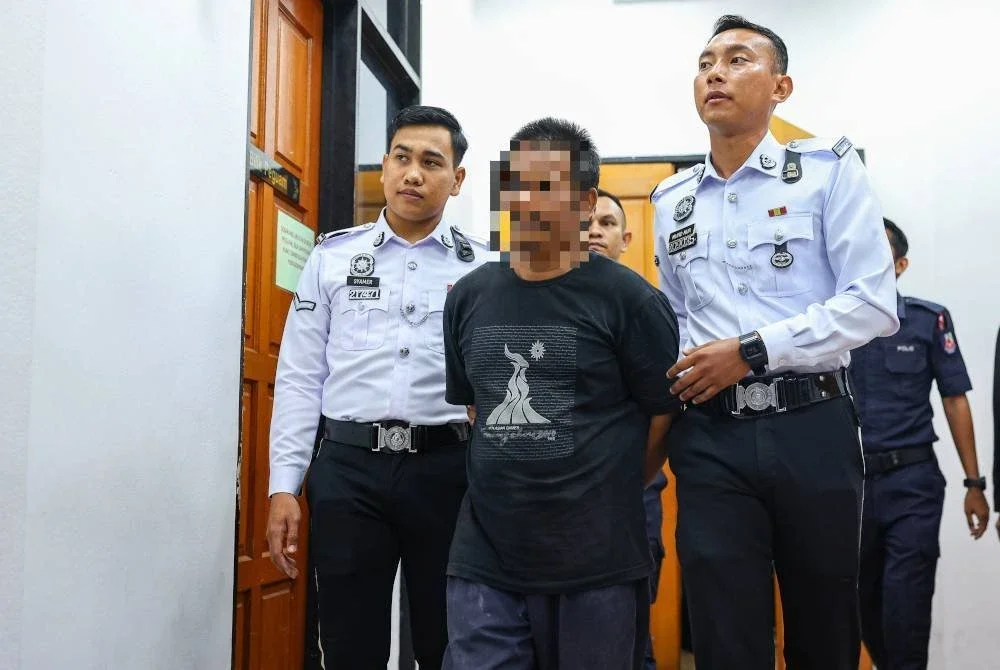 Pemandu lori membawa muatan batu kerikil yang terlibat dalam kemalangan sehingga meragut nyawa sembilan anggota FRU direman empat hari mulai hari ini. Foto Bernama