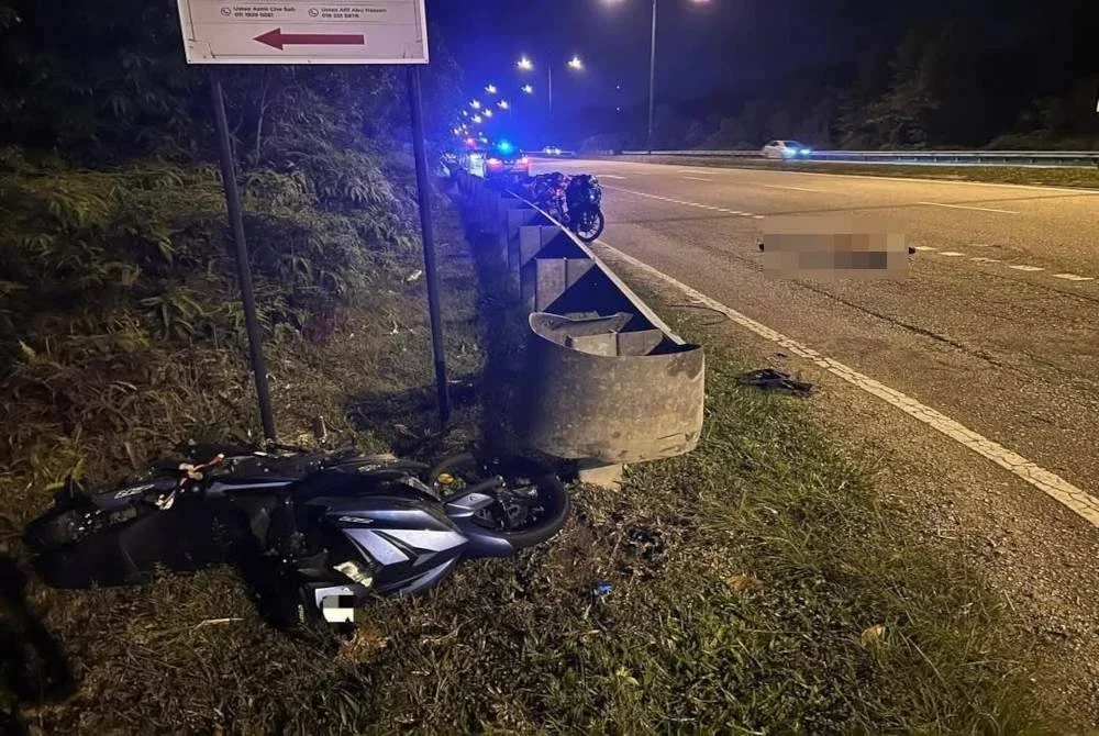 Remaja lelaki maut selepas motosikal ditunggangnya terbabas dan melanggar besi pengadang jalan dalam kemalangan melibatkan dua motosikal di Jalan Kuantan-Pekan berhampiran Kampung Semangat, Kuantan pada malam Selasa. Foto Polis Trafik Kuantan
