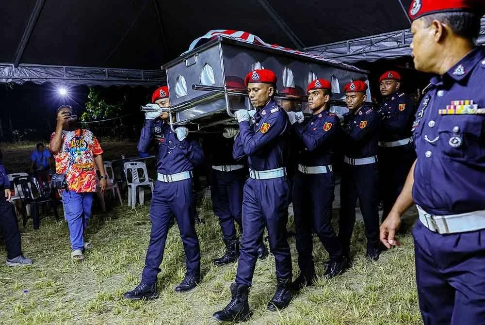 Anggota Pasukan Simpanan Persekutuan (FRU) mengusung keranda jenazah Allahyarham Koperal Amiruddin Zabri, 38, untuk dikebumikan di Tanah Perkuburan Islam Tubong pada Rabu. Foto Bernama