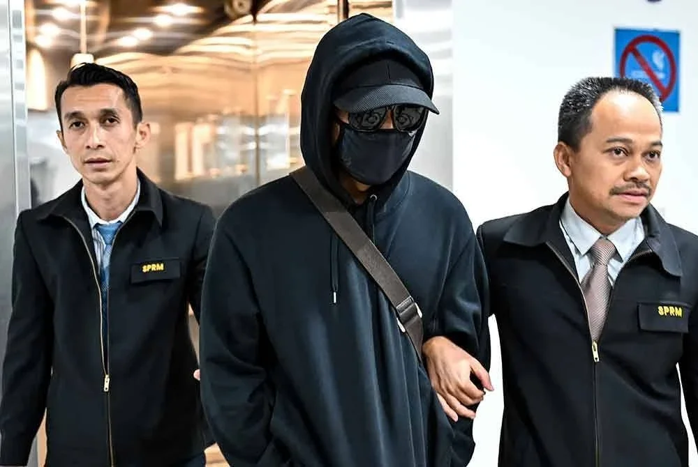 Seorang pegawai polis berpangkat Inspektor mengaku tidak bersalah di Mahkamah Sesyen di Kuala Terengganu atas dua pertuduhan menerima rasuah berjumlah RM23,000 berkaitan kes dadah yang dikendalikannya empat tahun lepas. Foto Bernama