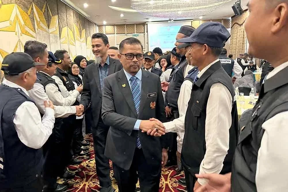 Adnan (tengah) yang bersalaman dengan ahli kesatuan. FOTO SINAR HARIAN - ADILA SHARINNI WAHID