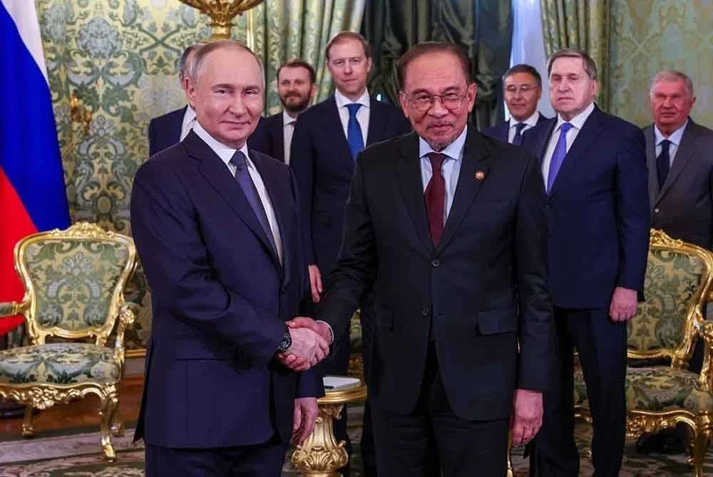 Anwar bersalaman dengan Presiden Rusia, Vladimir Putin di Kremlin pada pertemuan dua hala. Foto Bernama