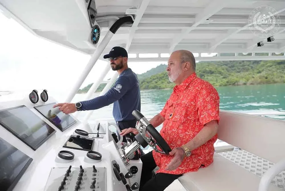 Sultan Ibrahim berkenan memandu uji bot selam baharu yang direka hasil ilham Seri Paduka Baginda sendiri. Foto Facebook Sultan Ibrahim Sultan Iskandar