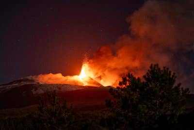 Aliran lahar kelihatan semasa letusan Gunung Berapi Etna di Sicily lewat malam 12 Mei 2025. Foto AFP