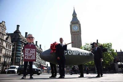 Seorang penunjuk perasaan yang berpakaian seperti Perdana Menteri Britain, Keir Starmer, bergambar di hadapan replika bom MK-84 yang dilabelkan dengan perkataan 'Complicity' (bersubahat) dan tag yang tertulis 'Lebih 52,000 orang terbunuh', merujuk kepada angka korban di Gaza sejak serangan Israel bermula. Foto AFP