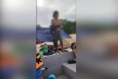 Hasrat seorang lelaki berusia 50-an untuk ke kebun duriannya di Tanah Merah tidak kesampaian apabila rakit yang dinaiki di Sungai Kelantan telah dihanyutkan sehingga ke Kota Bharu sejak beberapa hari lalu.