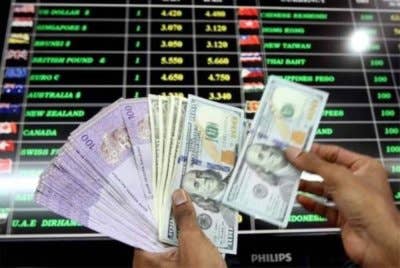 Pada jam 8.01 pagi, ringgit meningkat kepada 4.3045/3245 berbanding dolar AS daripada 4.3185/3250 ketika penutupan sebelumnya. Gambar hiasan