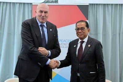 Mohamed Khaled (kanan) mengadakan pertemuan dua hala bersama Menteri Pertahanan Itali Guido Crosetto sempena Forum United Nations (UN) Peacekeeping Ministerial 2025 pada Selasa. Foto Bernama