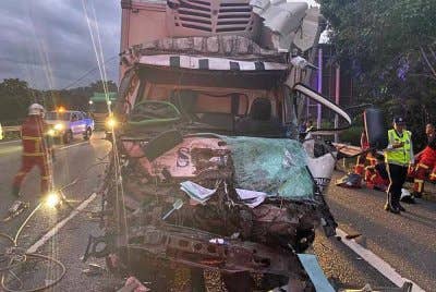 Keadaan lori mangsa yang merempuh belakang sebuah lori membawa muatan tong gas. Foto: Ihsan polis